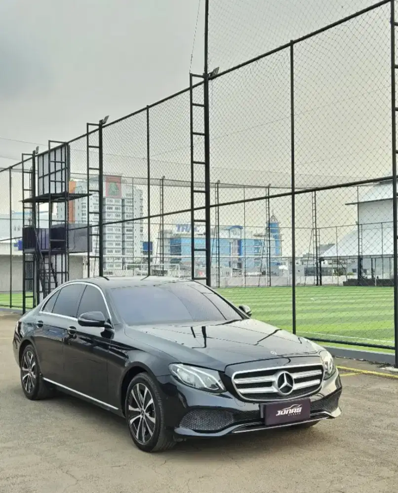 Mercedes-Benz E200 Black on Black
2019
