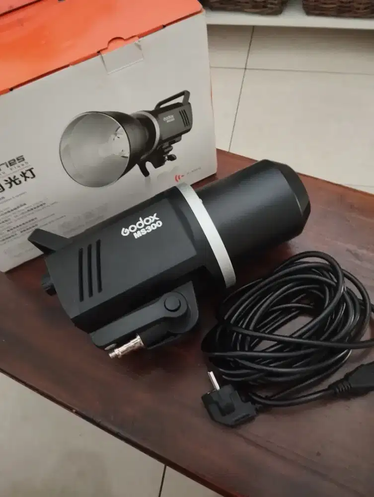 Lampu studio Godox MS300