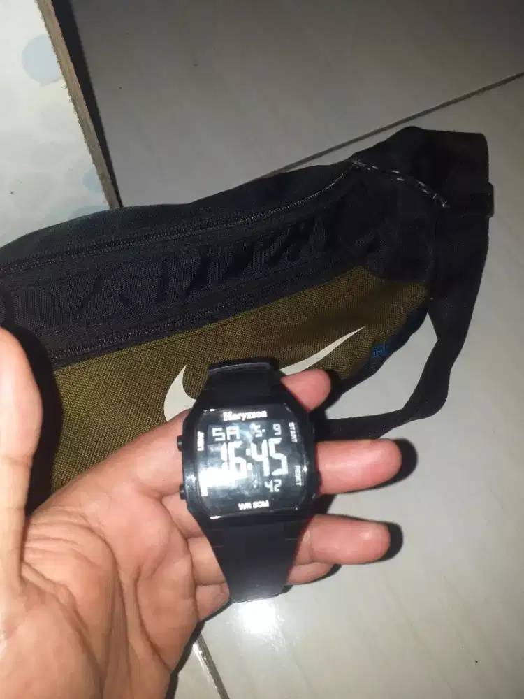 Waistbag dan jam tangan