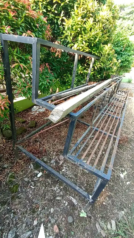 Dijual Murah Besi Tempat Pot Bunga