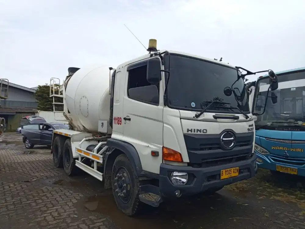 Truck mixer Hino lohan tahun 2023