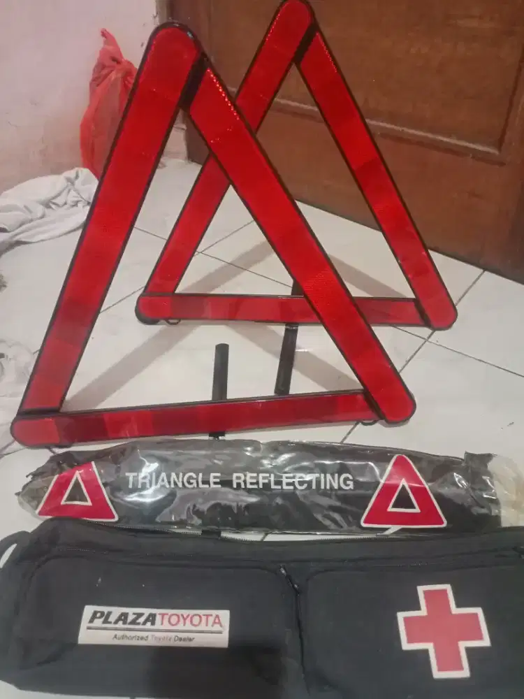 Segitiga Pengaman / Emergency Kit Original Bawaan Toyota