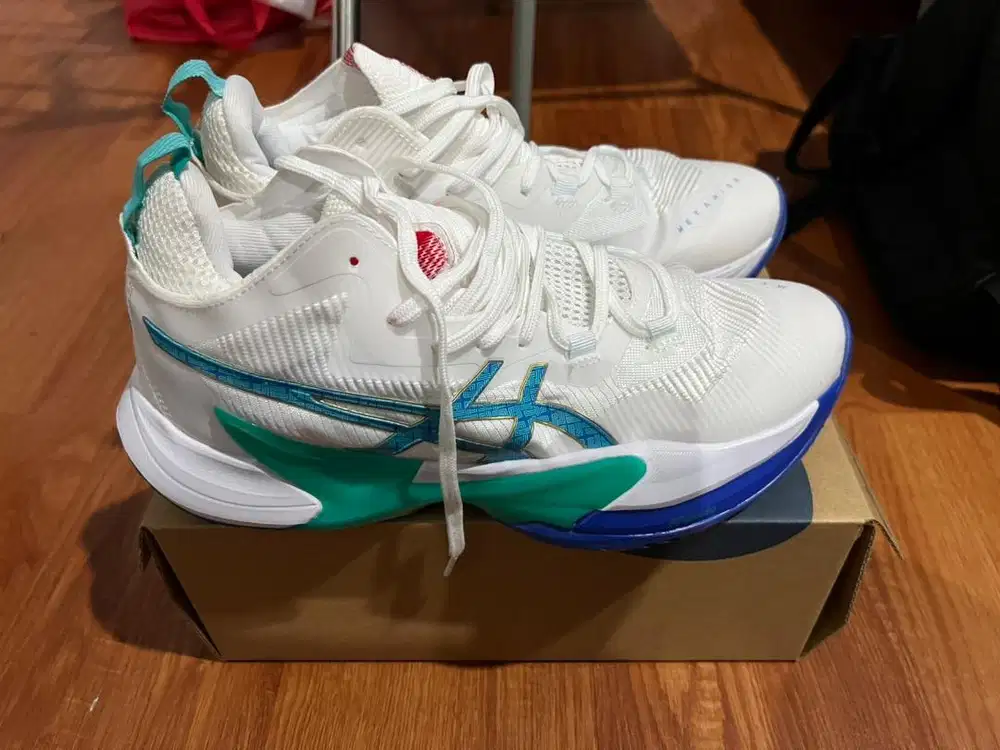 Sepatu voli uk 41