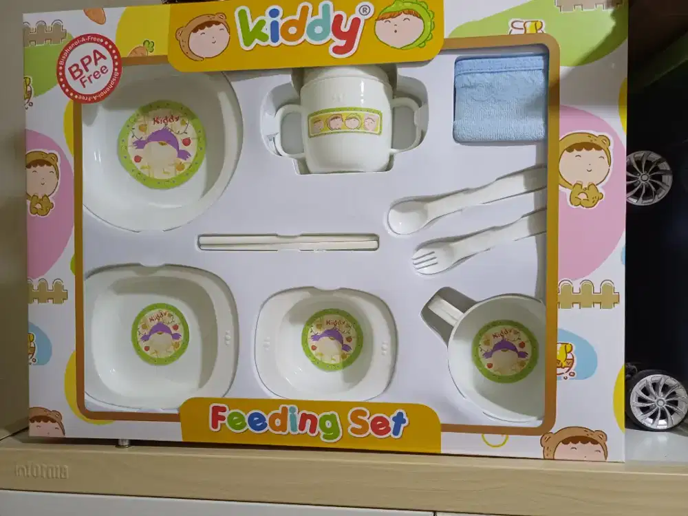 1 set tempat makan anak