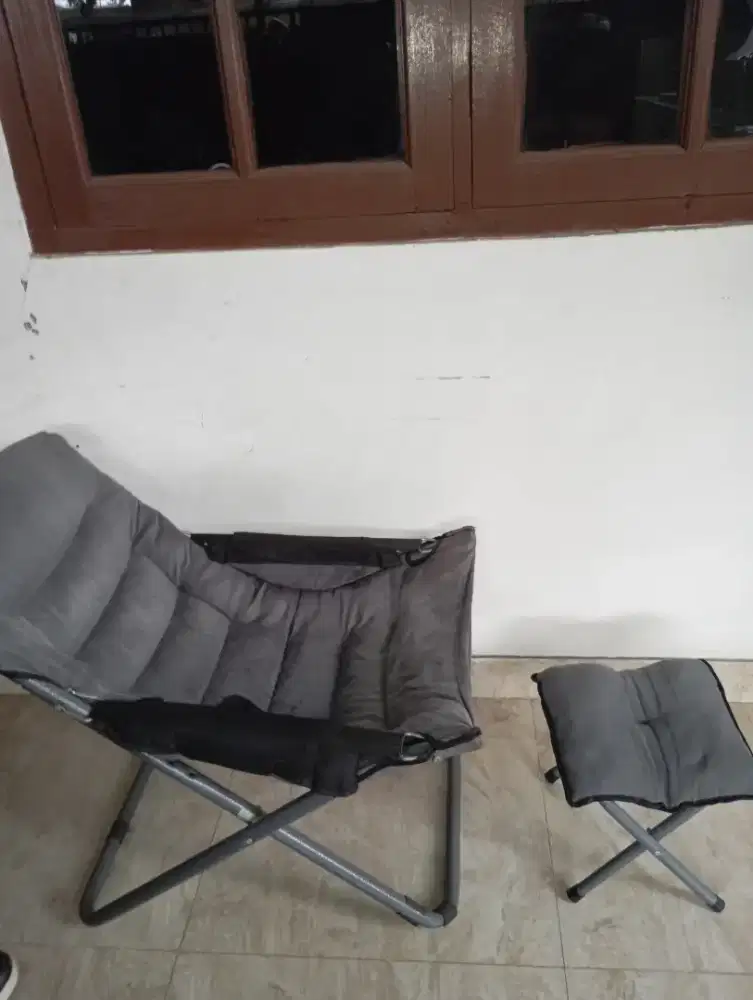 Kursi santai ergonomis warna abu bahan empuk nyaman dan aman