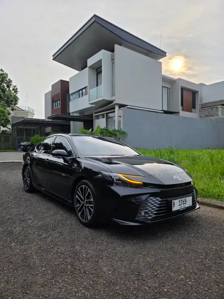 Km 2rb Asli Toyota Camry Hybrid 2026