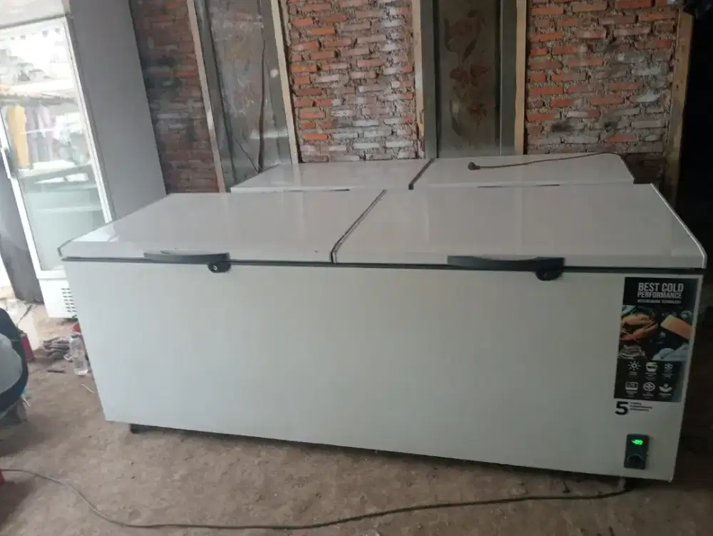 Frzzer box merk gea ukuran 1200 liter