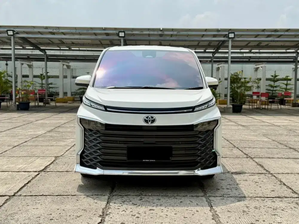 Toyota Voxy 2025 putih