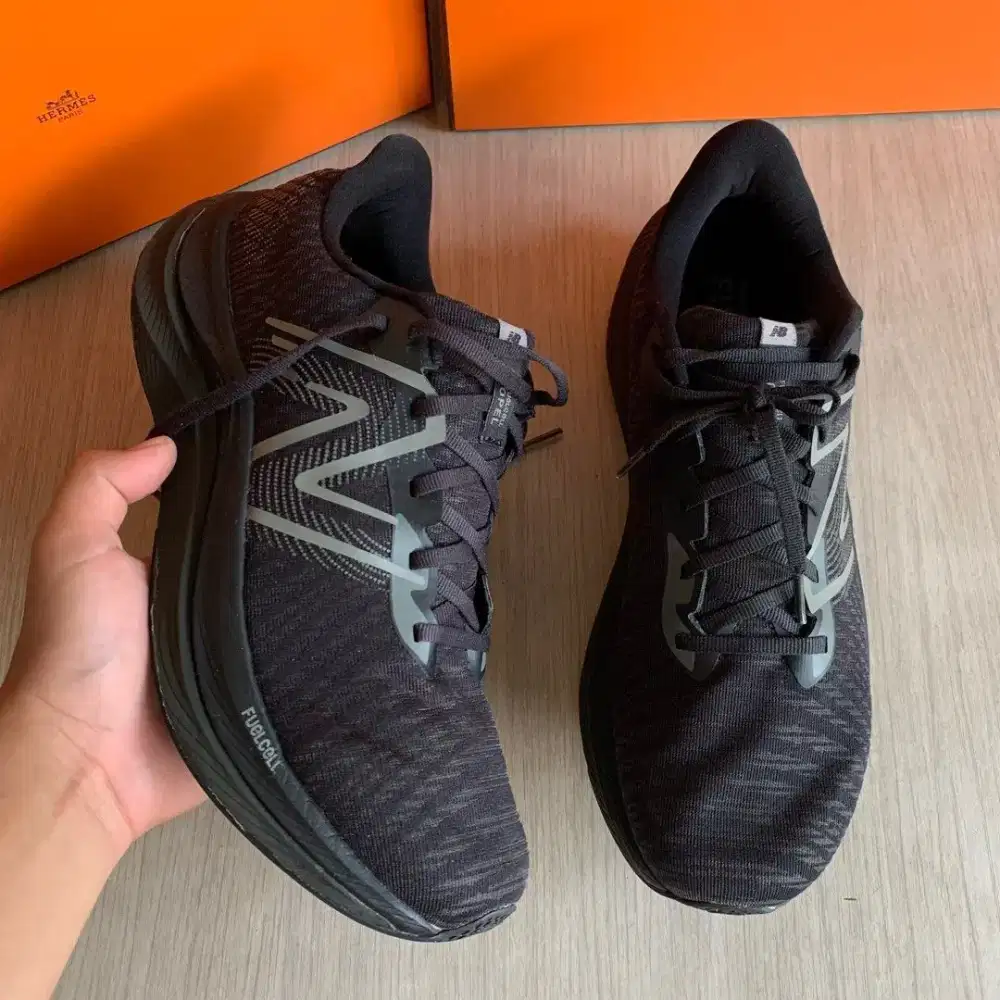 New Balance FuelCell Propel v4 sepatu running sport 45