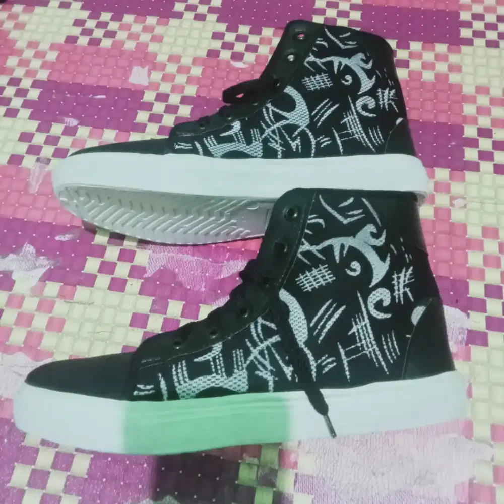 Sepatu ukuran 39