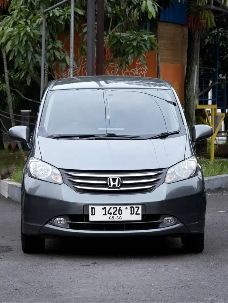 Honda Freed PSD at 2010 grey