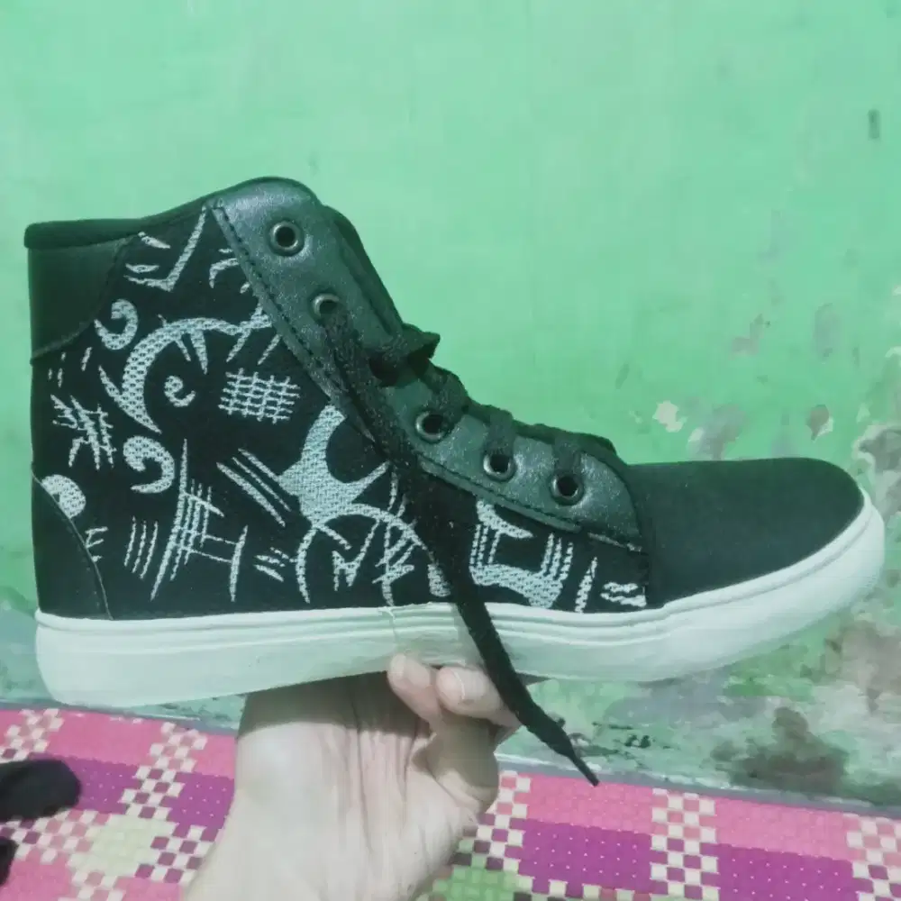 Sepatu ukuran 39