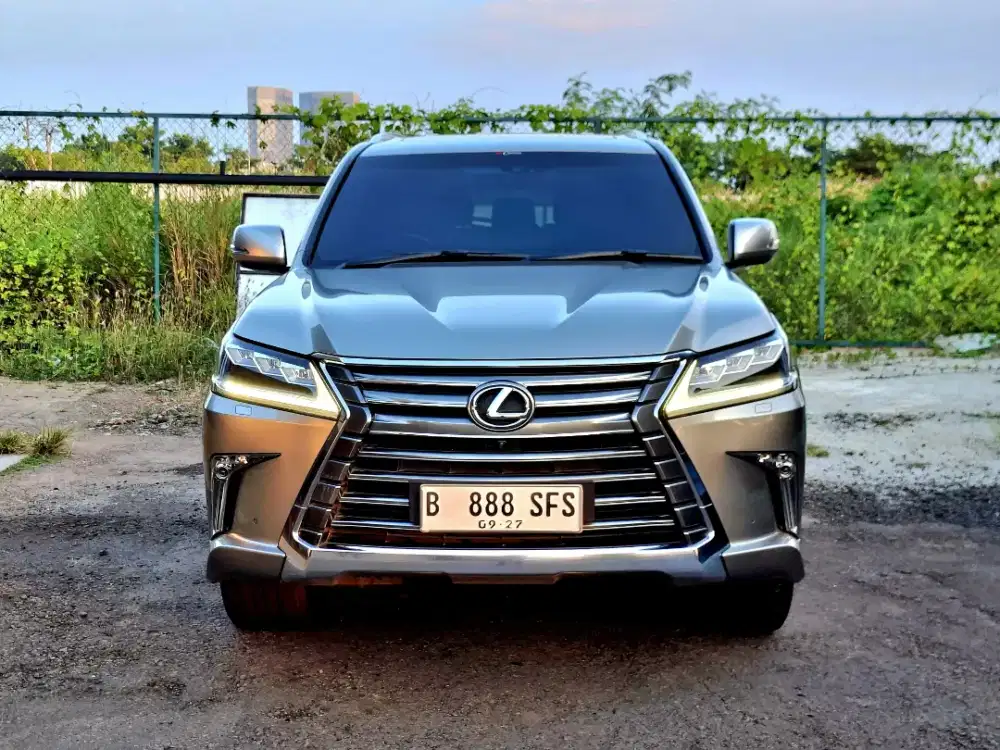 Lexus LX 570 2017 silver