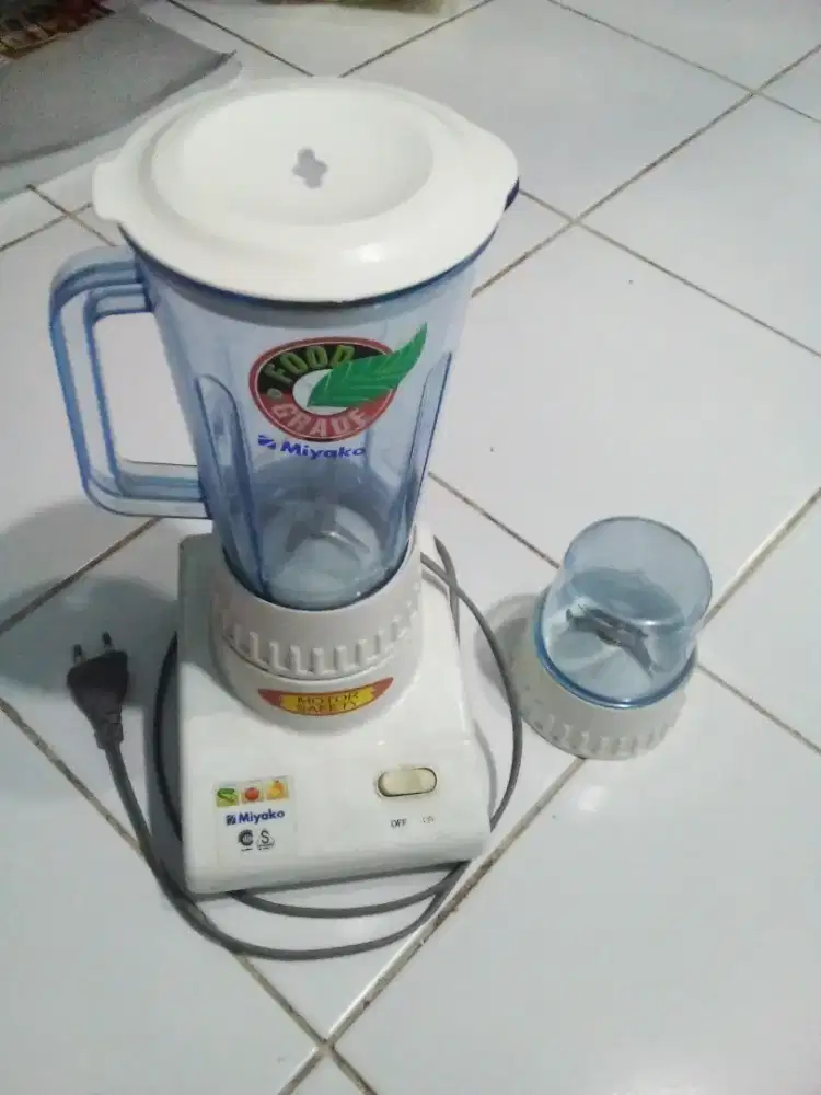 Blender dan dry mill . Kapasitas 1 liter.
