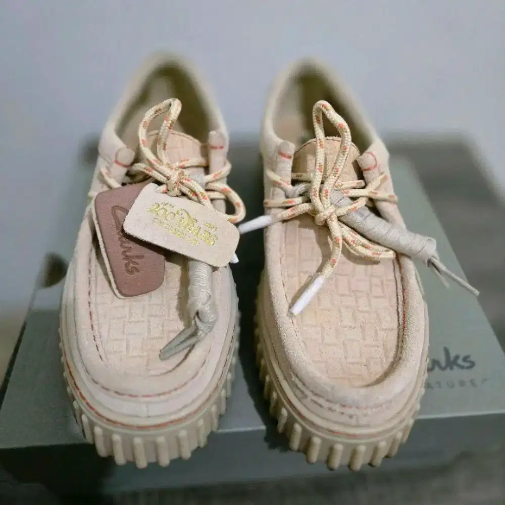 Sepatu Ladies Wanita Clarks Torhill Bee Ecru Suade sepatu casual