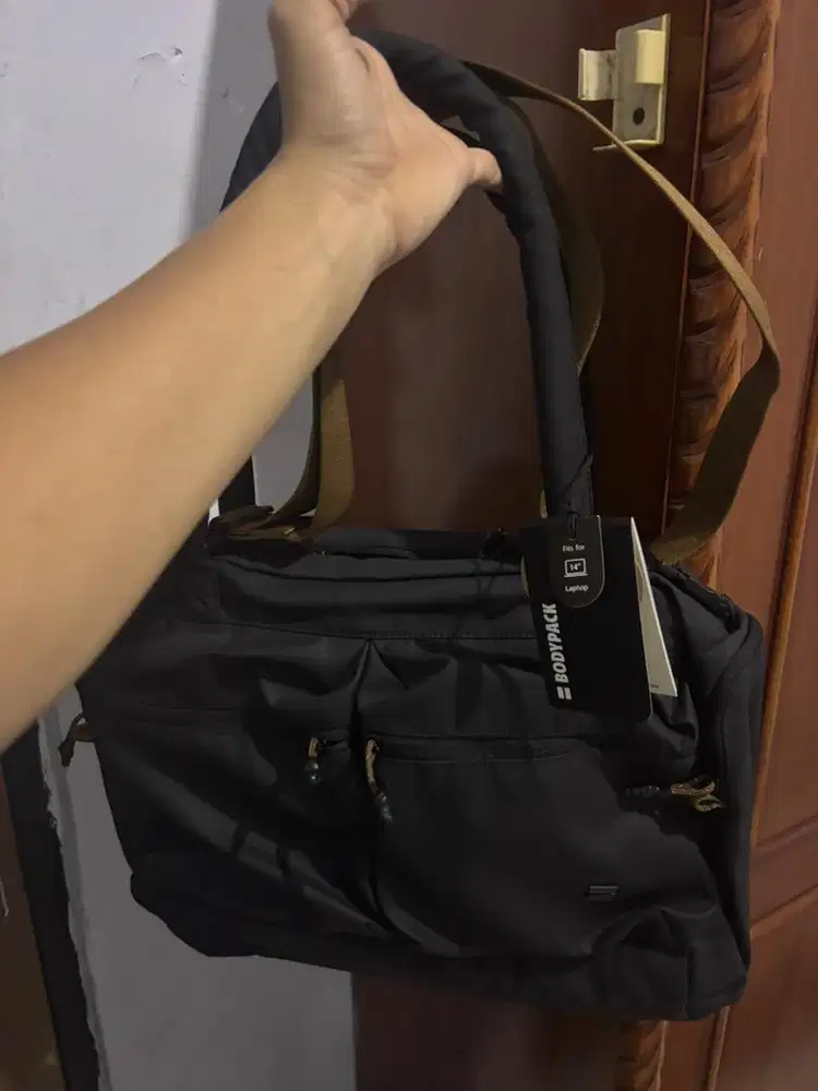 Bodypack Britain Basic Shoulder Bag 14 Inch Laptop, Tas Slempang