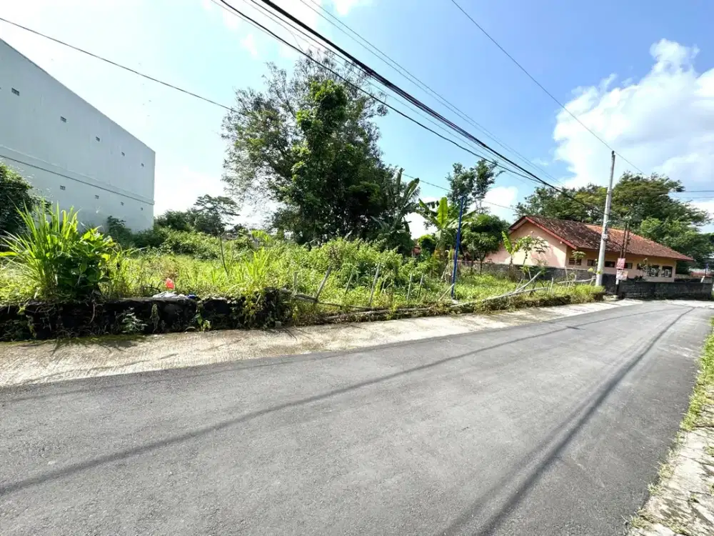 Tepi Jalan Aspal Posisi Hook, Lingkungan Kos Kampus