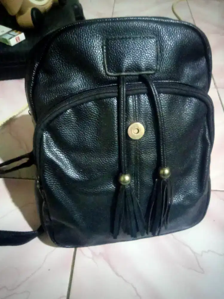 Tas punggung cewek, kulit. Bagus, mulus. 100k.