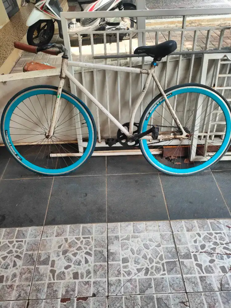 sepeda fixie bahan warna putih