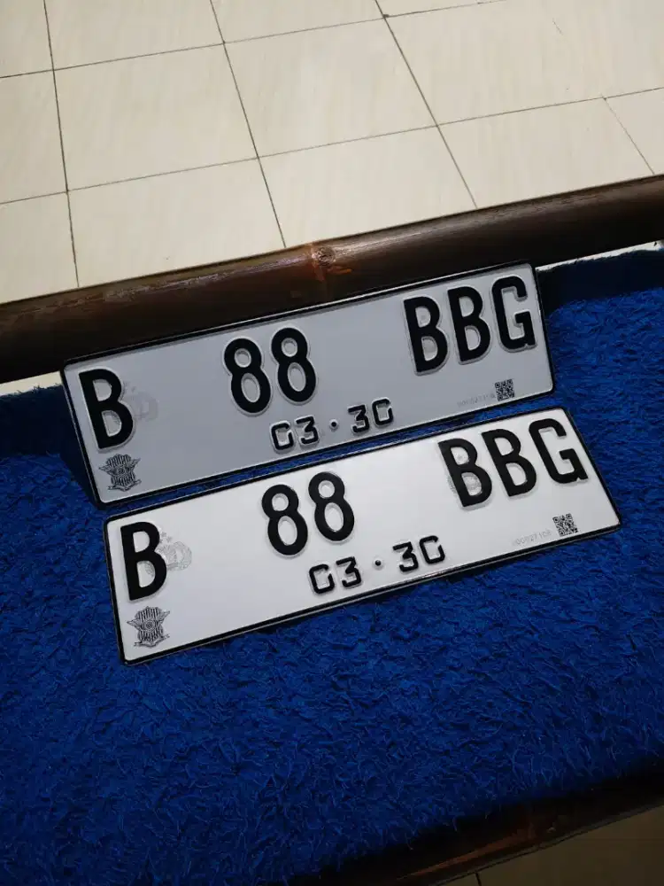 Plat mobil barcode reflektif putih yang bisa menyala 2PCS