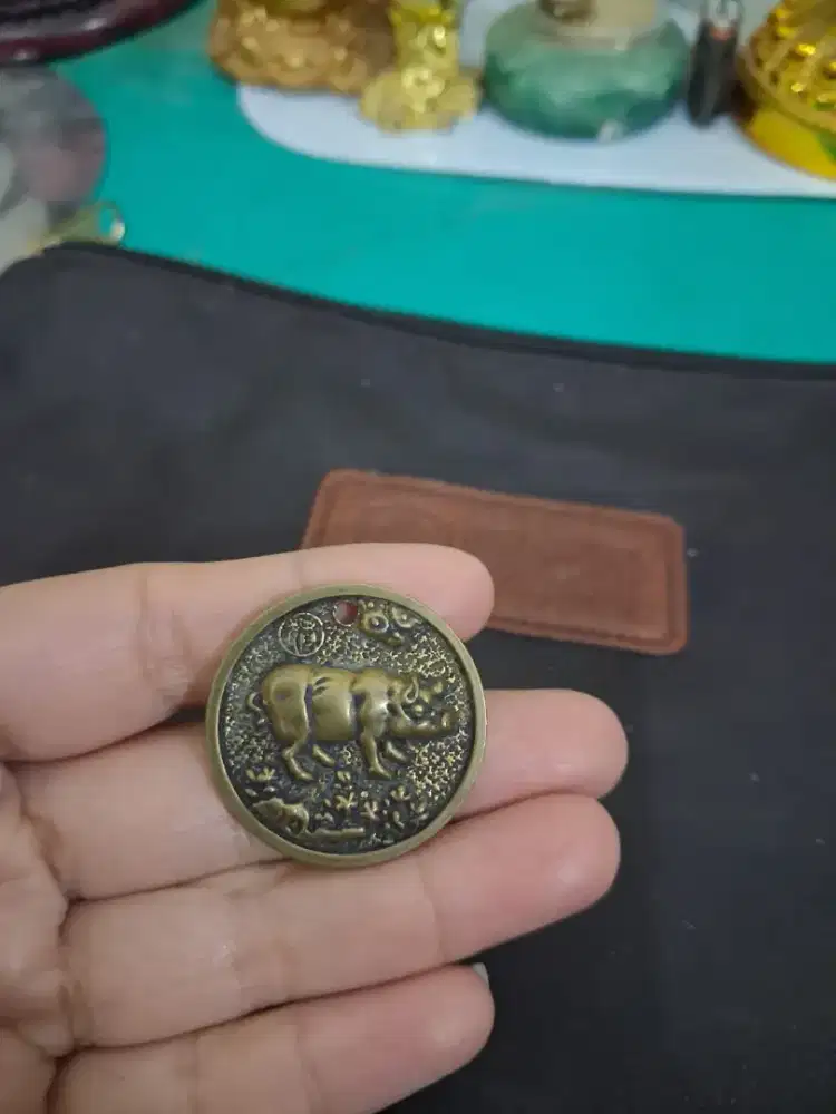 Koin liontin motif babi 
Lionting kuningan 
Aksesoris feng shui 
Pemb