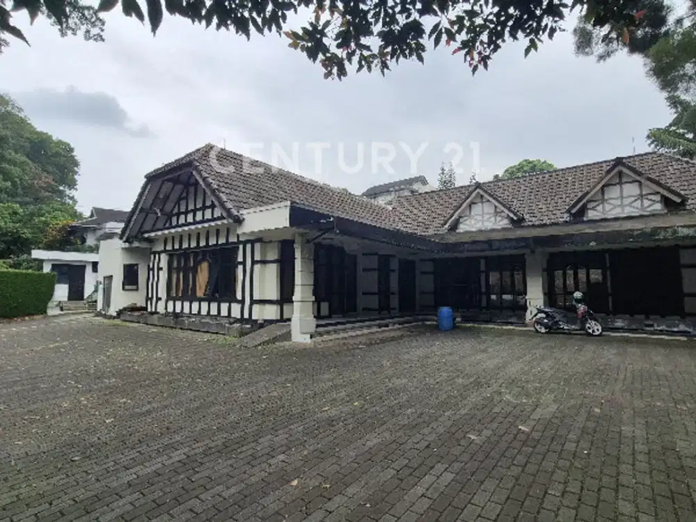 Rumah Klasik Bergaya Arsitektur Eropa Parkiran Luas Di Dago