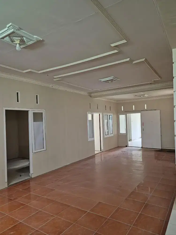 Rumah besar halaman luas siap huni di komplek perluasan arcamanik