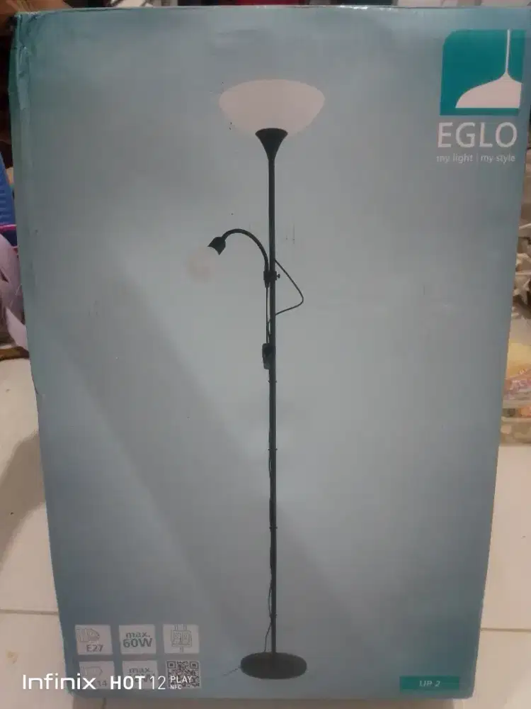 Lampu lantai warna hitam merk Eglo