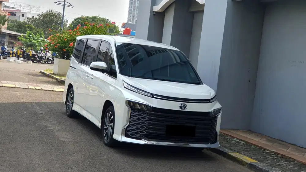 [ ANTIK LOW KM ] Toyota Voxy 2.0 CVT TSS Camera360 AT Putih 2023/2024