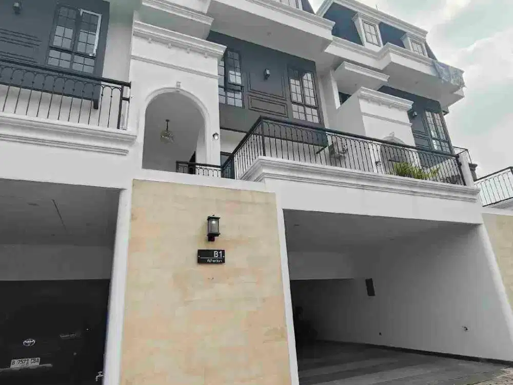 Rumah Mewah 4 Lt Konsep American Classic Lokasi Strategis di Pejaten