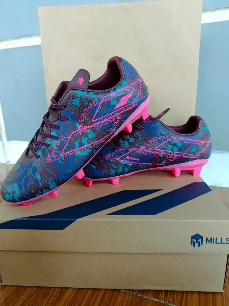 Sepatu Sepak Bola Mills