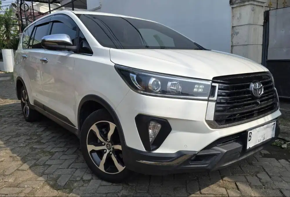 Innova Venturer Diesel Putih 2021