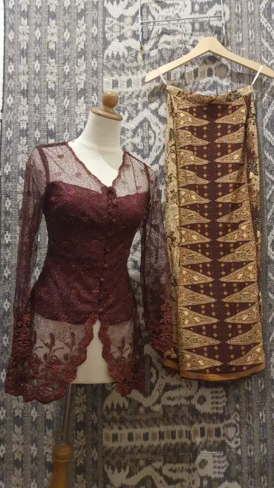 Setelan Kebaya Maroon