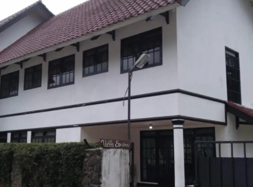 Dijual villa sangat cozy  dan lokasi terbaik dingin view luar biasa