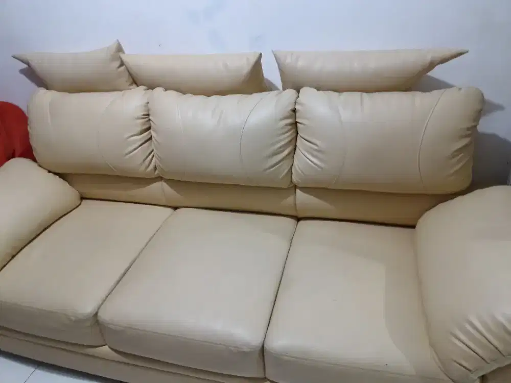 sofa bekas warna cream