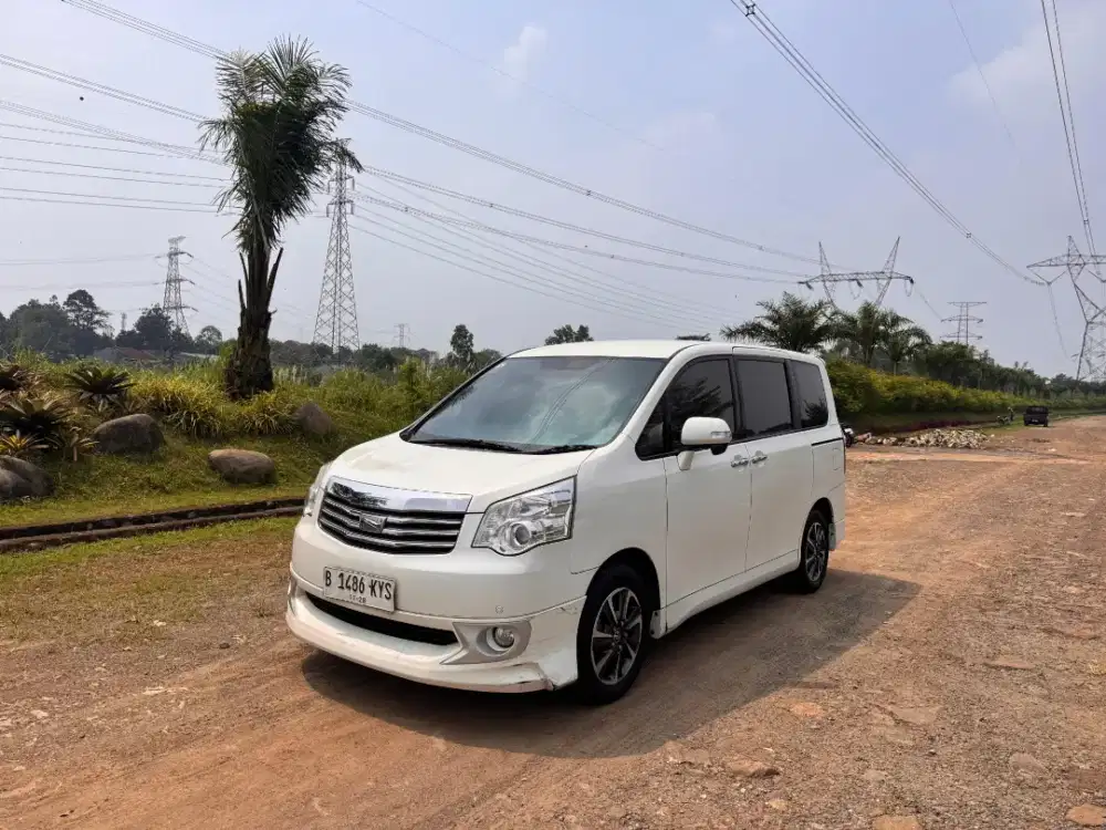Toyota NAV1 2.0 V AT Limited 2014 Putih 
Km 122rb 
Pajak Nov 2026