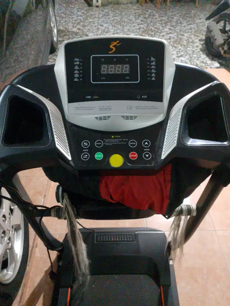 Treadmill warna hitam masih bagus