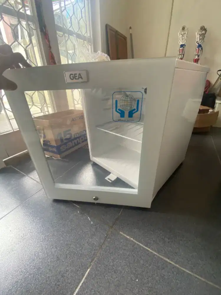 Minibar kulkas merk Gea