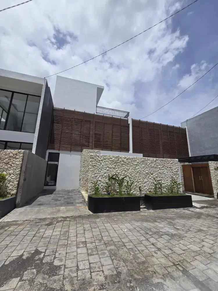 DI JUAL VILLA DI NUSA DUA BADUNG BALI DEKAT PINTU TOLL