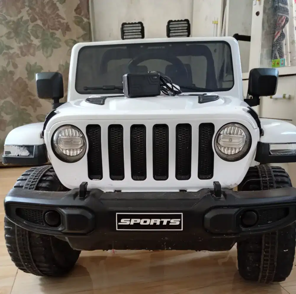 Mobil aki anak remote control (RC) PMB 8288 Jeep Rubicon Putih.
