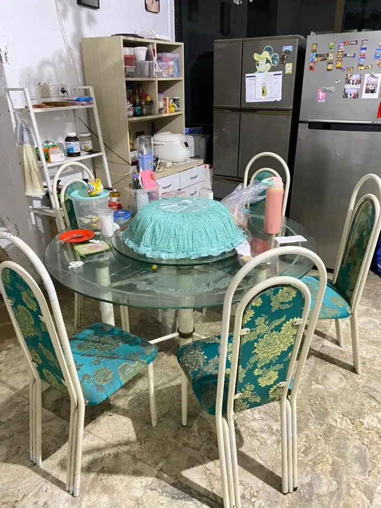 Satu set meja makan kaca bulat