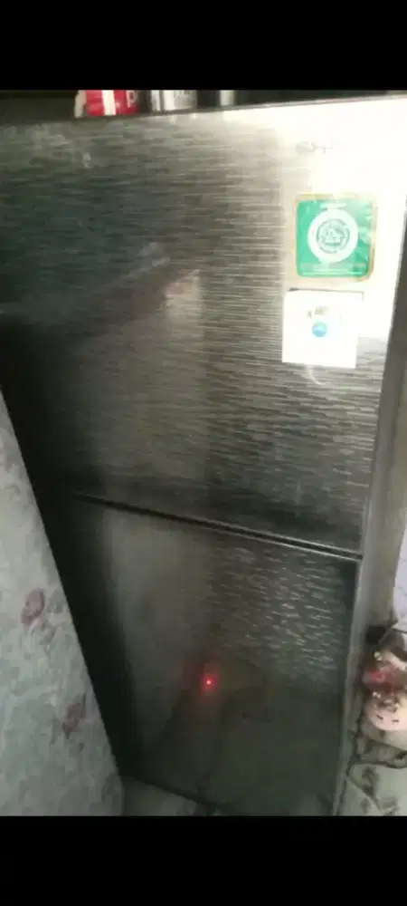 Jual butuh kulkas 2 pintu normal dingin beku cepat merk SHARP