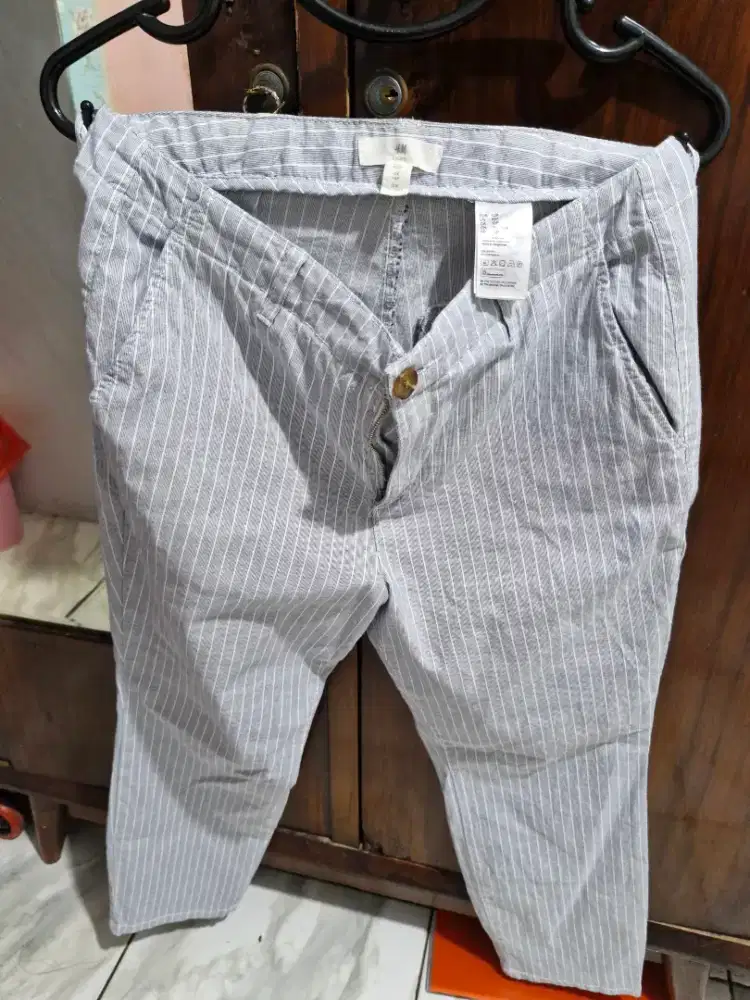Celana Garis HNM, gratis legging denim Uniqlo warna light blue