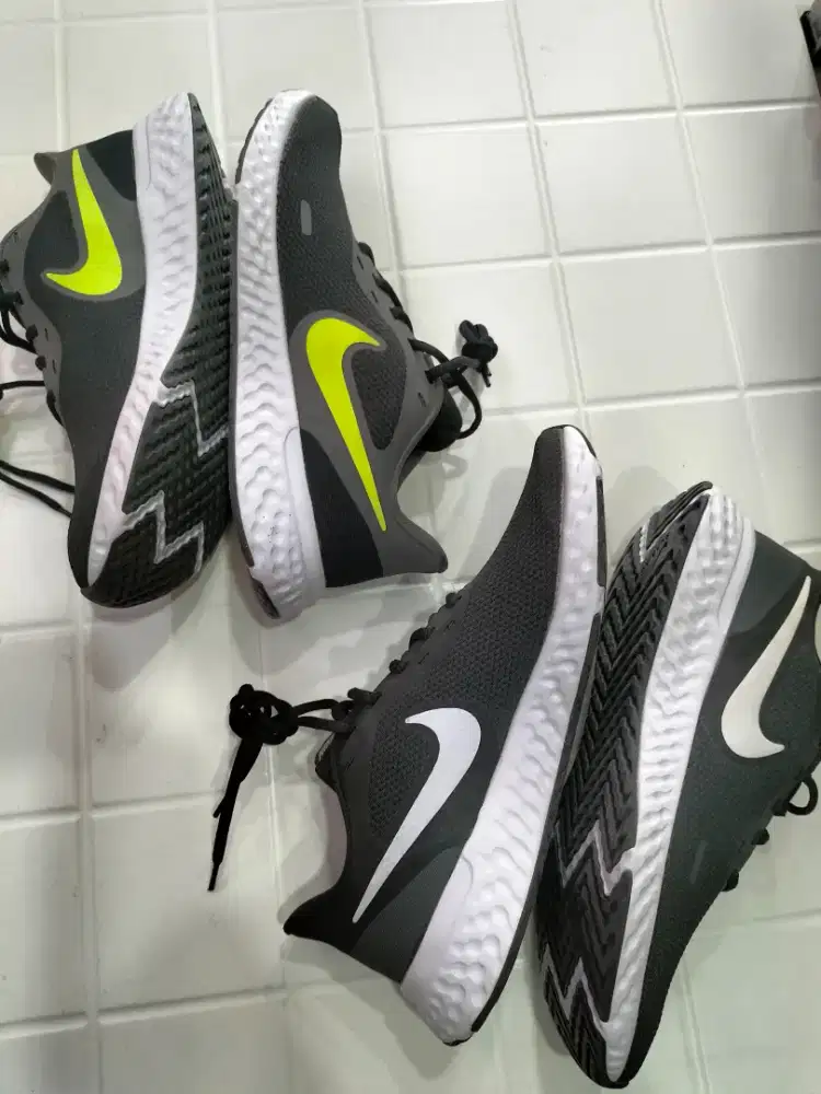 Sepatu running Nike revolusi size 42