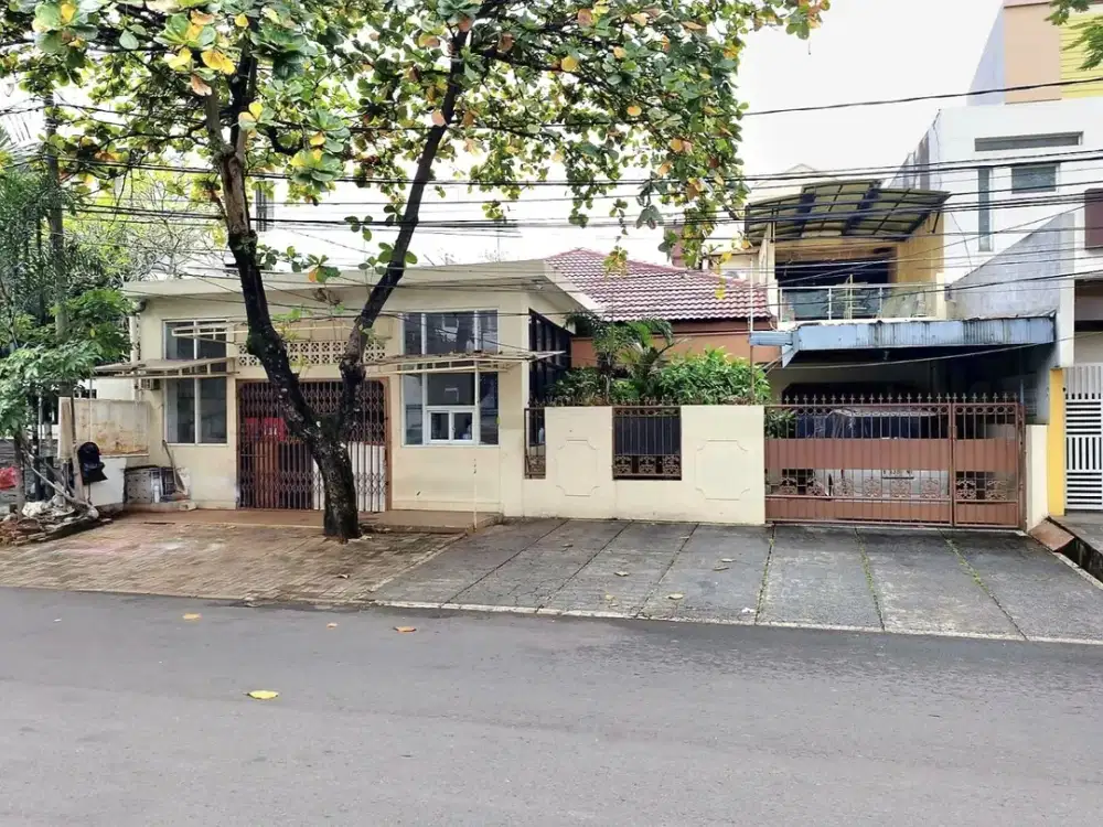 Dijual Rumah Luas di Jalan Utama Perumahan Taman Aries Jakarta Barat