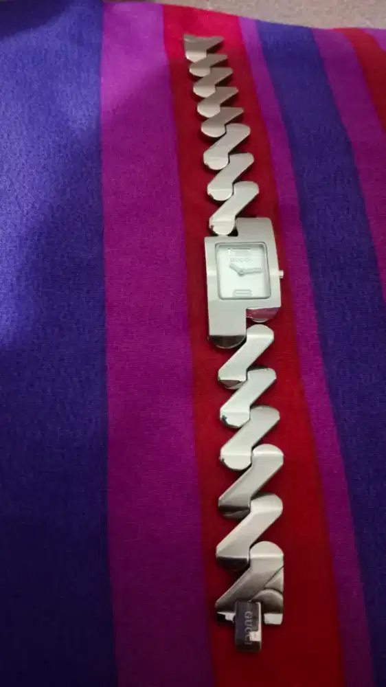 Jam tangan GUCCI