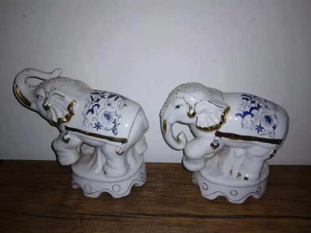 1 set pajangan gajah