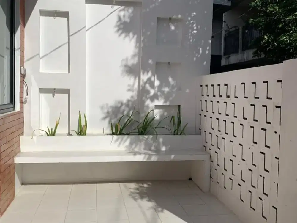 Rumah Modern Minimalis siap huni Full Renov di Ciomas Pusat Kota Bogor. 3 menit ke pasar ciomas, 15 menit ke stasiun KRL dan Tol Jagorawi