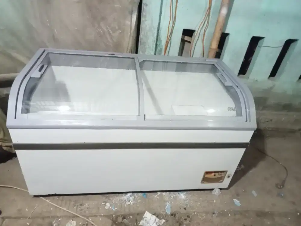 Freezer sleding kaca merek Gea kapasitas 500 liter