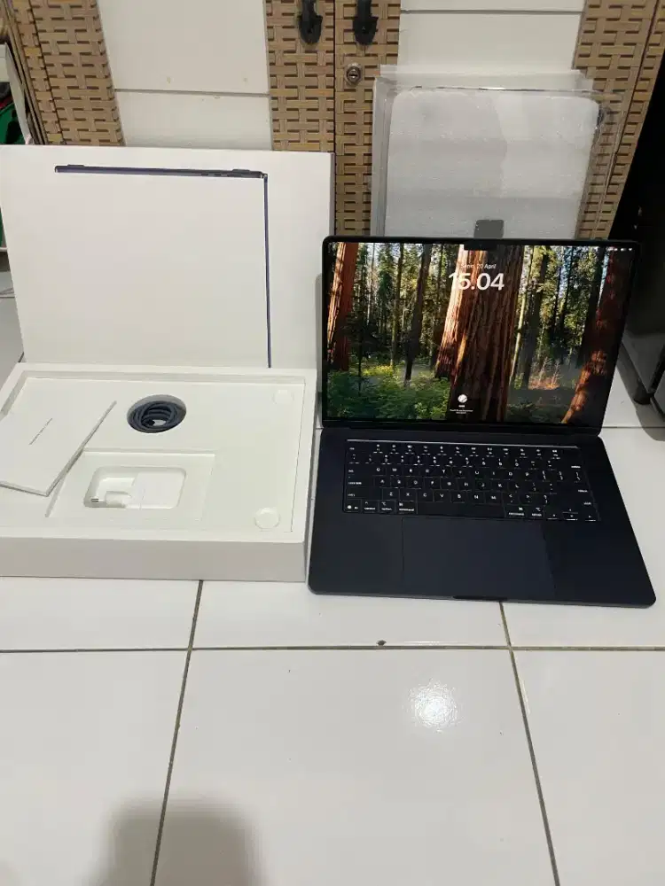 Macbook Air M4 13 inch 16/512 iBox Like New Garansi on Mei 2027